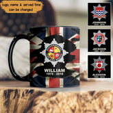 Personalisierte Tasse mit britischem Feuerwehr-Logo, individueller Name und Uhrzeit bedruckt
