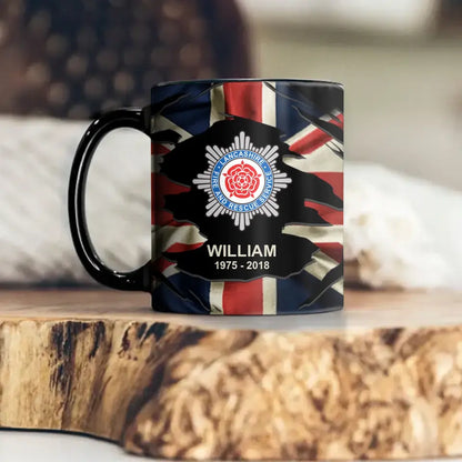 Personalisierte Tasse mit britischem Feuerwehr-Logo, individueller Name und Uhrzeit bedruckt